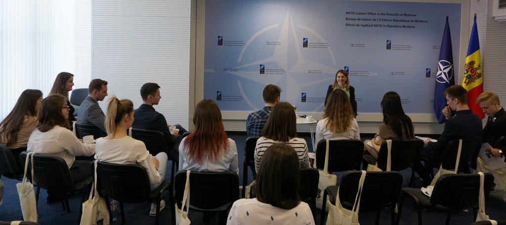 Studenții au participat la o sesiune de discuții cu dna Kristina Baleisyte, Șefa Oficiului de Legătură NATO în Republica Moldova